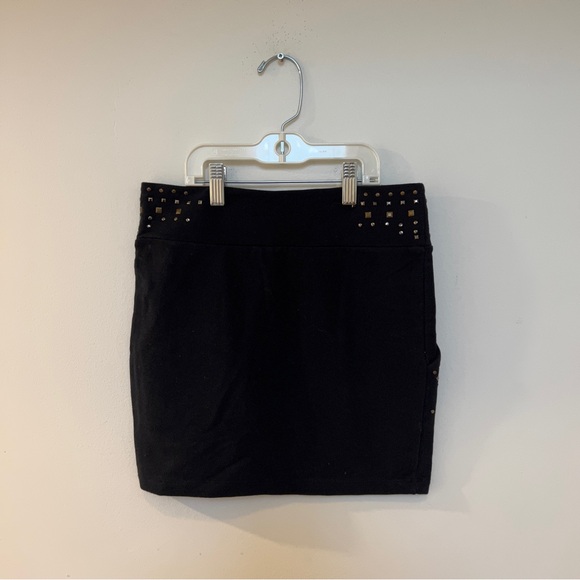 🌟✨bodycon mini skirt with Gold & Silver hardware - Picture 5 of 7